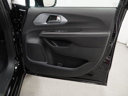 New 2026 Chrysler Pacifica Limited image 32