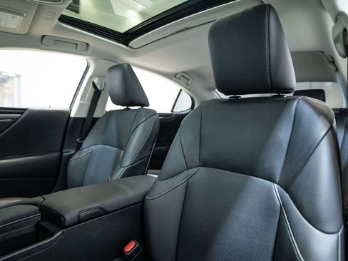 Used 2022 Lexus ES 350 w/ Premium Package image 14