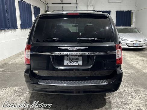 Used 2016 Chrysler Town & Country Touring image 3