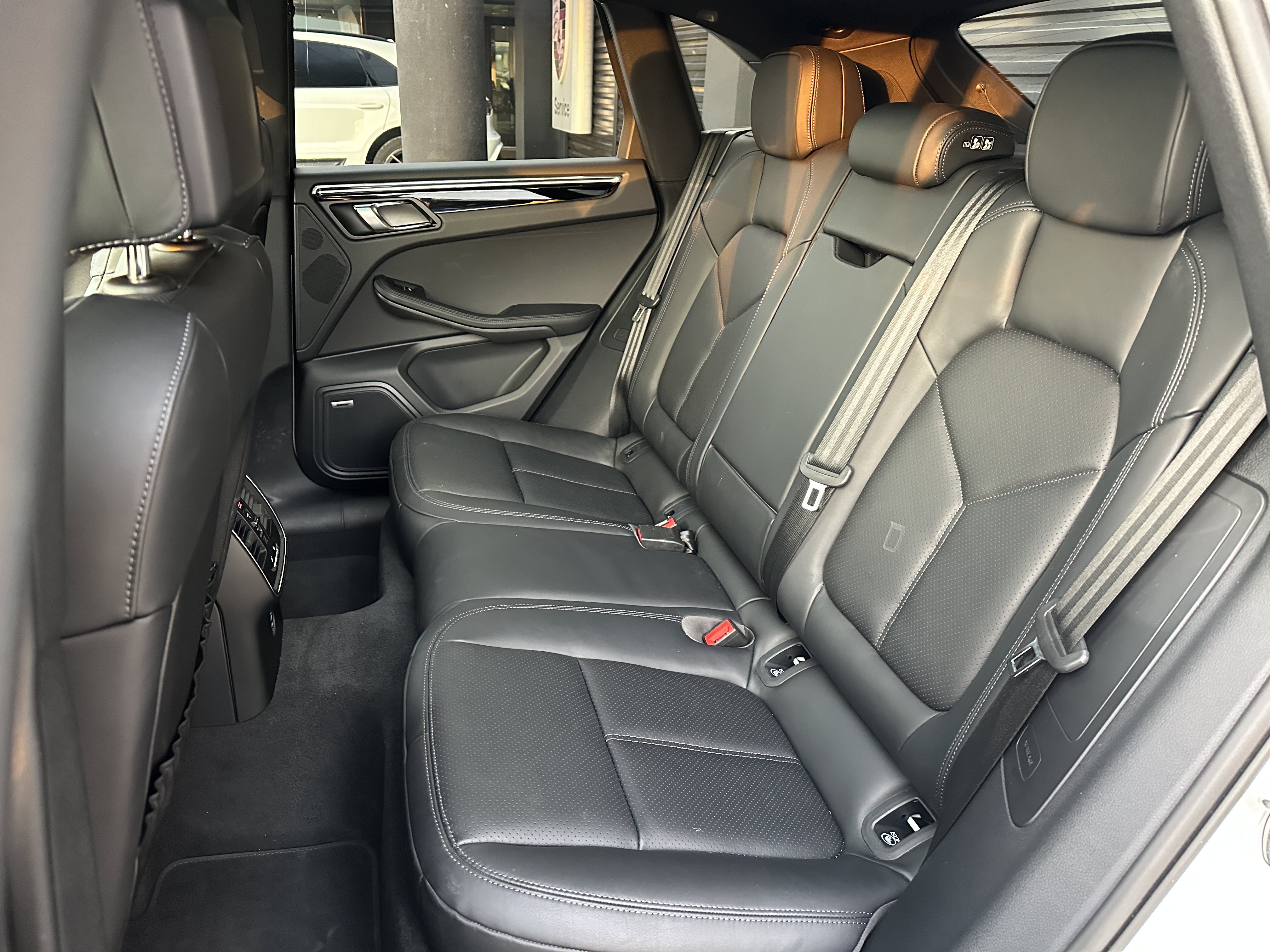 Certified 2025 Porsche Macan AWD/4WD image 32