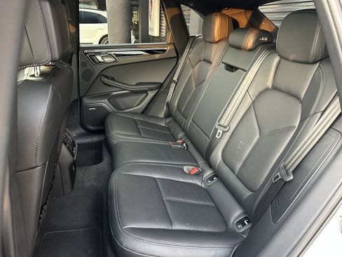 Certified 2025 Porsche Macan AWD/4WD image 32