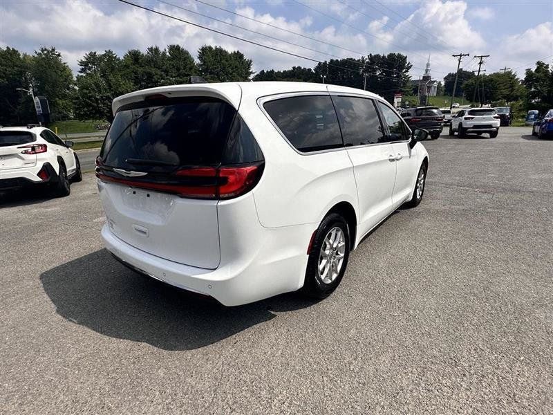 Used 2024 Chrysler Pacifica Touring-L FWD image 6