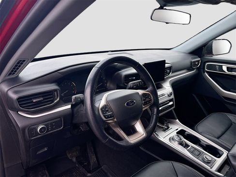 Used 2022 Ford Explorer XLT w/ Equipment Group 202A image 9