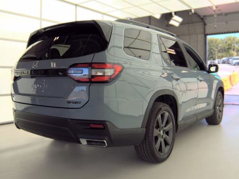 Used 2025 Honda Pilot Sport image 2