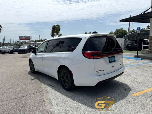 Used 2024 Chrysler Pacifica Limited FWD image 9