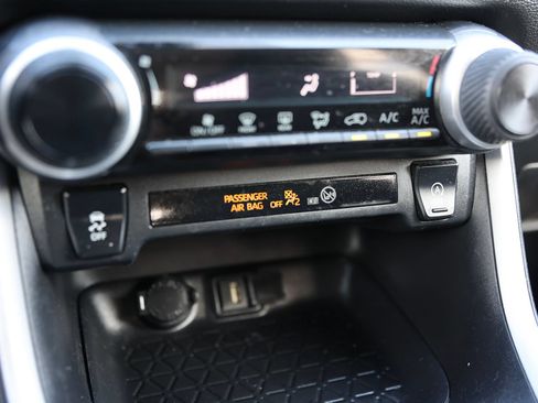 Used 2021 Toyota RAV4 LE AWD/4WD image 27