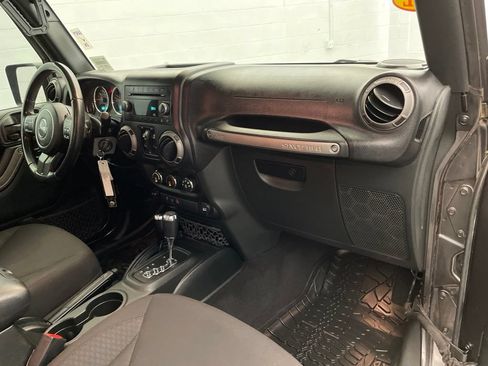 Used 2018 Jeep Wrangler Unlimited Sport S AWD/4WD image 22