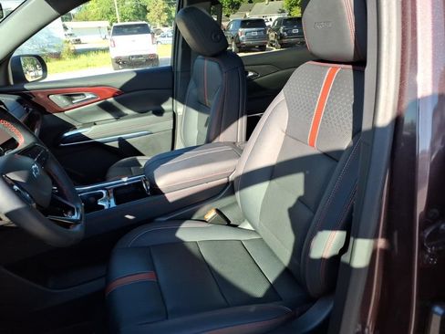 Used 2024 Chevrolet Traverse RS FWD image 19