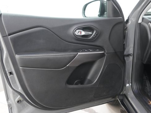Used 2019 Jeep Cherokee Limited AWD/4WD image 18