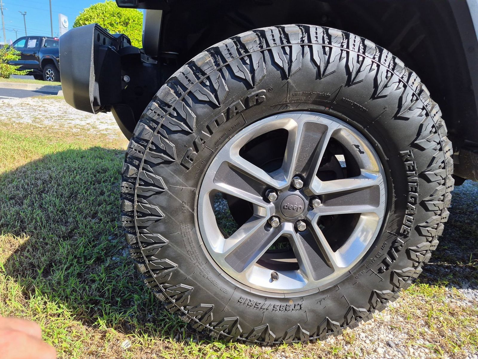 Used 2018 Jeep Wrangler Unlimited Sahara w/ LED Lighting Group AWD/4WD image 5