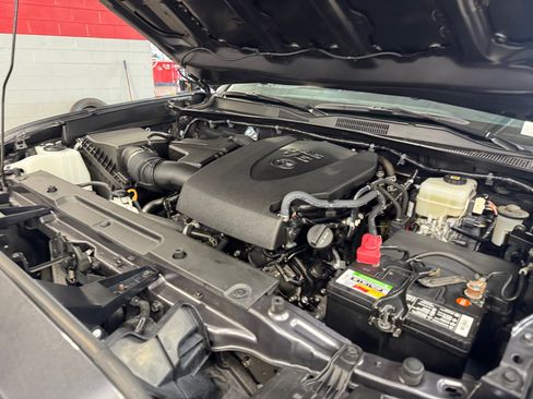 Certified 2022 Toyota Tacoma TRD Off-Road AWD/4WD image 22