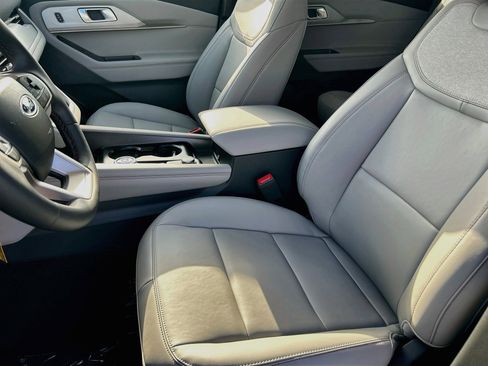 New 2026 Ford Explorer Active RWD image 15