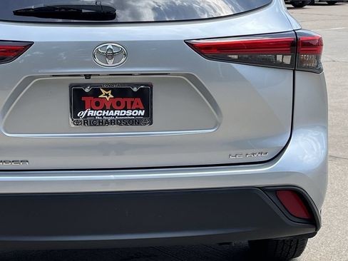 Used 2023 Toyota Highlander LE AWD/4WD image 6