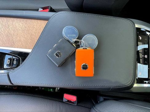 Used 2025 Volvo XC90 B5 Plus w/ Protection Package Premier image 14