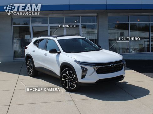 New 2026 Chevrolet Trax RS w/ Sunroof Package FWD image 2