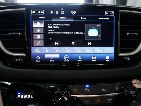 Used 2023 Chrysler Pacifica Touring-L FWD image 15