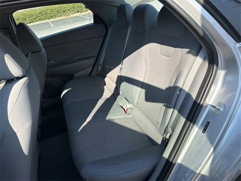 Used 2021 Hyundai Elantra SE image 15