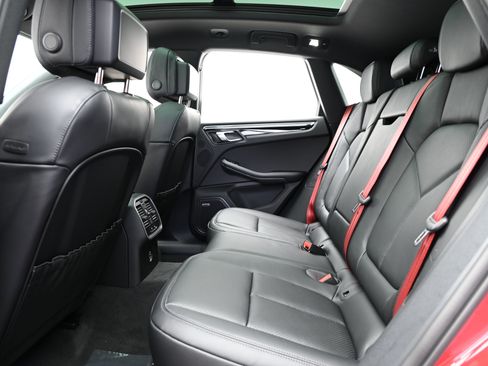 Used 2025 Porsche Macan image 34