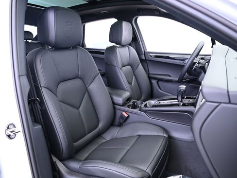 Certified 2025 Porsche Macan image 29