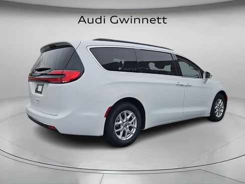 Used 2022 Chrysler Pacifica Touring-L image 8