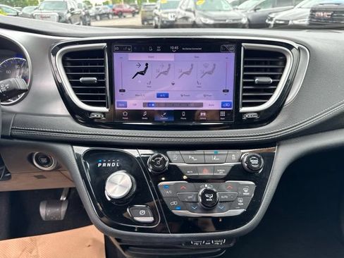Used 2023 Chrysler Pacifica Touring-L w/ S Appearance Package AWD/4WD image 14