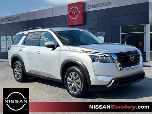Certified 2025 Nissan Pathfinder SV FWD image 1