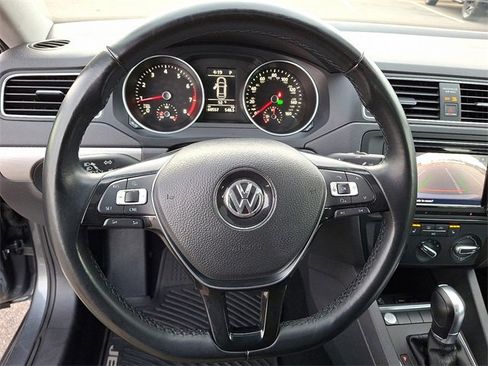 Used 2018 Volkswagen Jetta SE image 16