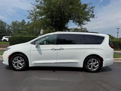Used 2022 Chrysler Pacifica Limited FWD image 2