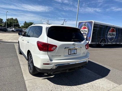 Used 2017 Nissan Pathfinder Platinum w/ Family Entertainment Package AWD/4WD image 8