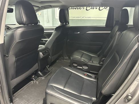 Used 2017 Toyota Highlander XLE AWD/4WD image 3