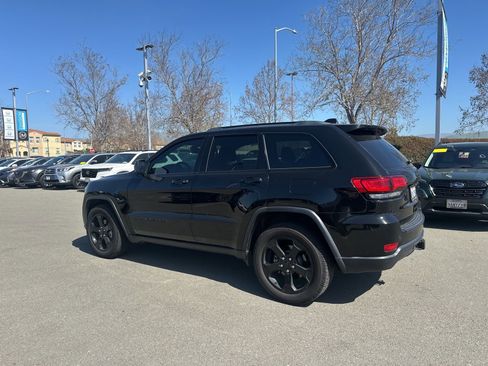 Used 2018 Jeep Grand Cherokee Laredo image 4