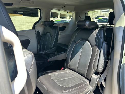 Used 2022 Chrysler Pacifica Touring-L FWD image 15