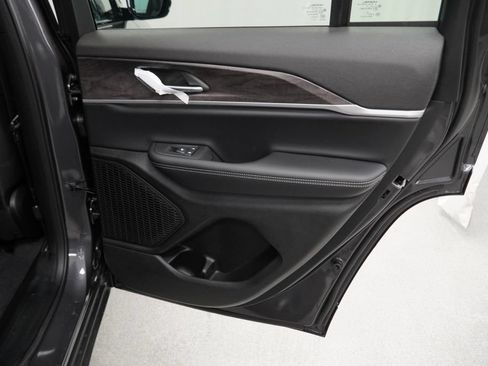 Used 2025 Jeep Grand Cherokee Limited AWD/4WD image 32