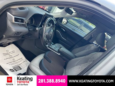 Used 2023 Toyota Highlander Bronze Edition FWD image 2
