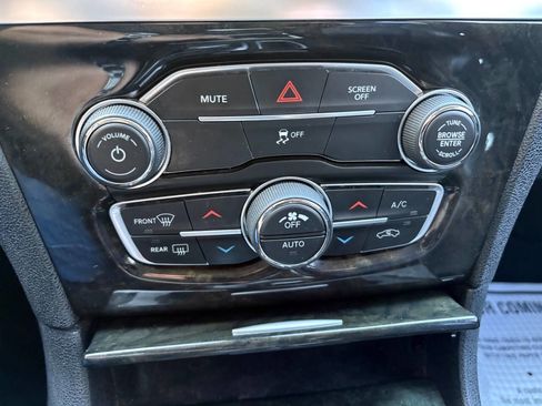 Used 2018 Chrysler 300 Limited image 22