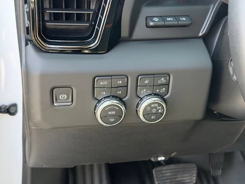 Used 2025 GMC Sierra 1500 AT4 w/ AT4 Premium Package AWD/4WD image 15