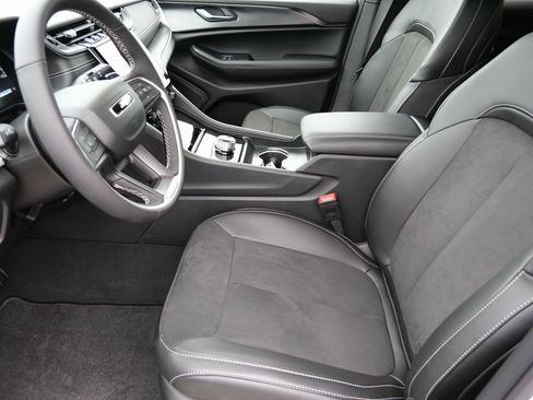 New 2025 Jeep Grand Cherokee Altitude image 5