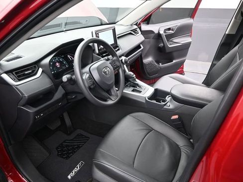 Used 2025 Toyota RAV4 XLE w/ Convenience Package image 5