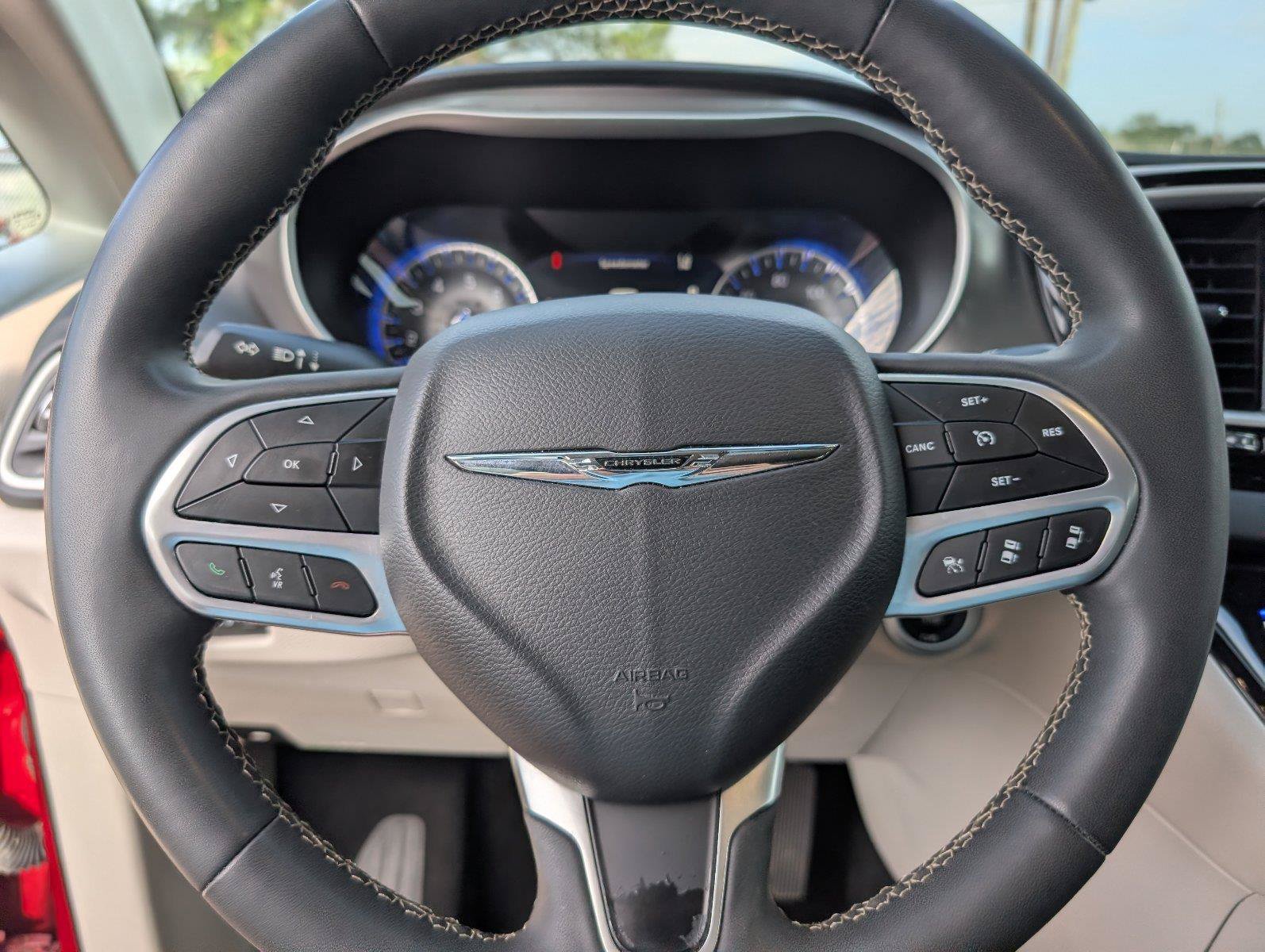 Used 2024 Chrysler Pacifica Touring-L FWD image 24