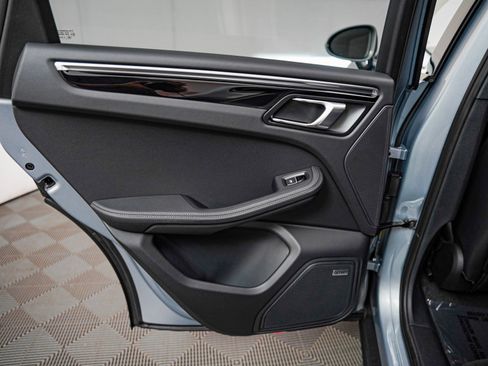 Used 2025 Porsche Macan image 27