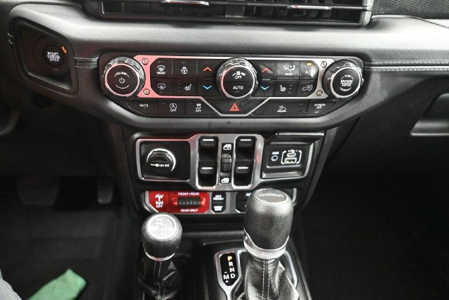 Used 2025 Jeep Gladiator Rubicon w/ Convenience Group AWD/4WD image 9
