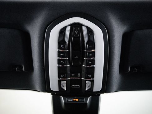 Certified 2023 Porsche Macan AWD/4WD image 20