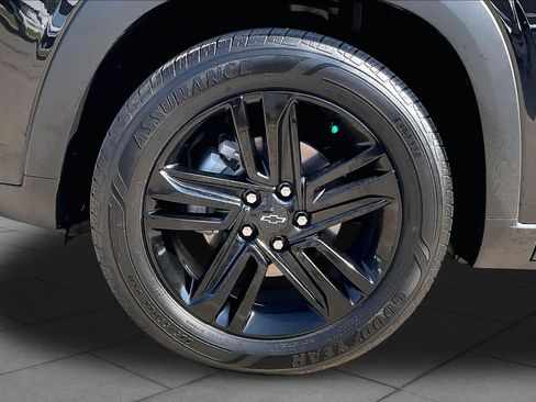 Used 2025 Chevrolet Trax ACTIV w/ Sunroof Package FWD image 11