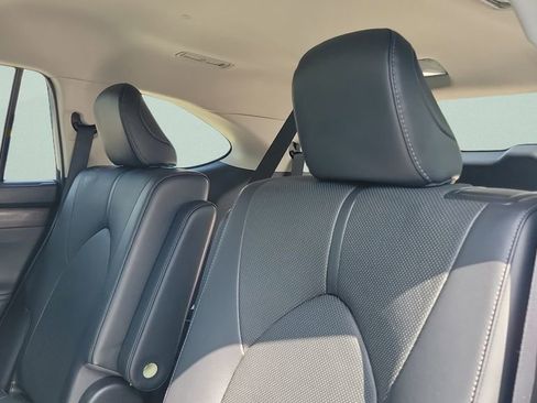 Used 2023 Toyota Highlander Limited FWD image 10