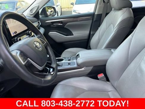 Used 2023 Toyota Highlander Limited FWD image 8