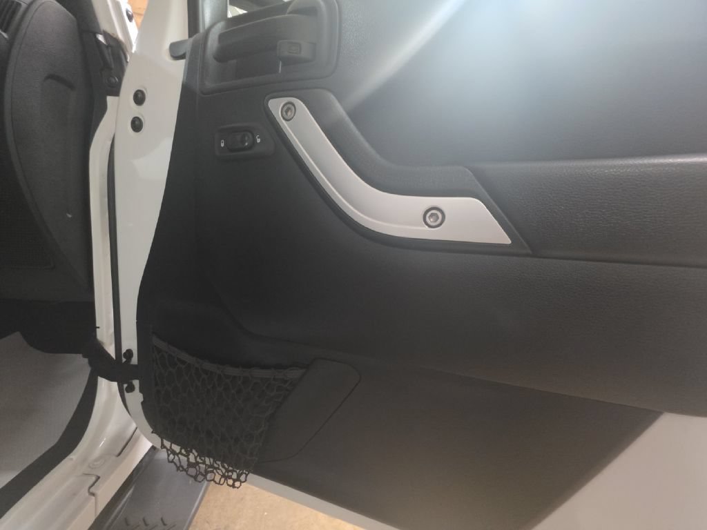 Used 2017 Jeep Wrangler Unlimited Sahara w/ Connectivity Group AWD/4WD image 12