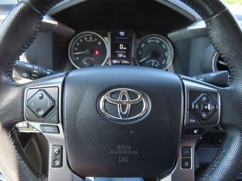 Used 2022 Toyota Tacoma SR5 AWD/4WD image 17
