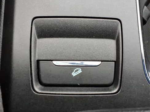 Used 2017 Ford Fusion SE w/ Fusion SE Technology Package image 19