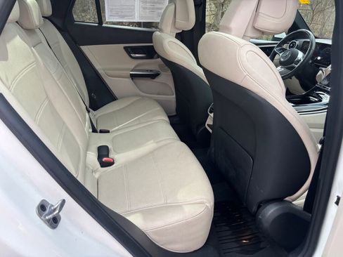 Used 2024 Mercedes-Benz GLC 300 4MATIC image 23