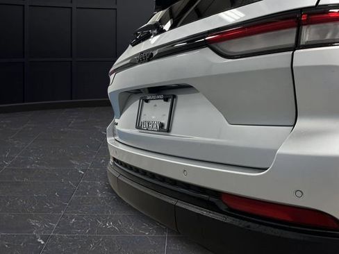 Used 2023 Jeep Grand Cherokee Altitude image 32